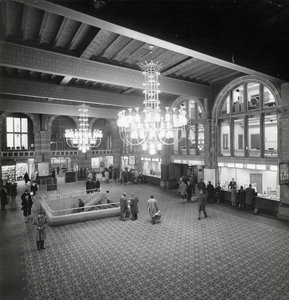 170233 Interieur van het N.S.-station Amsterdam C.S. te Amsterdam: hal.